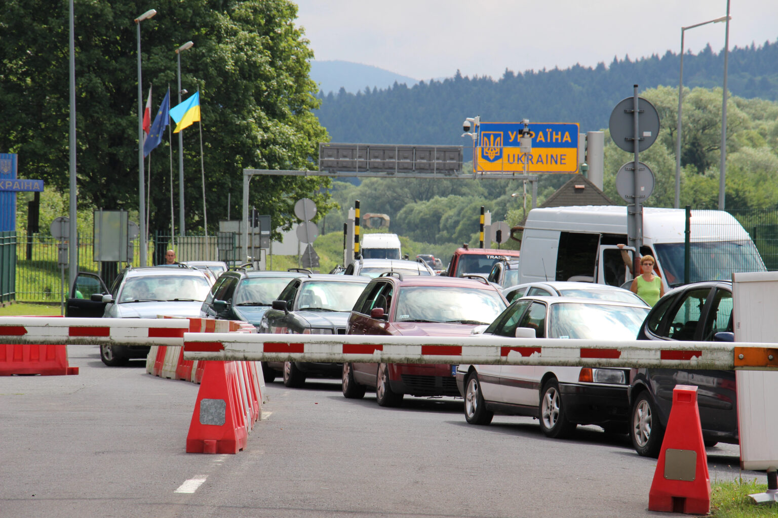 Автомобілі перед шлагбаумом на пункті пропуску в Україну