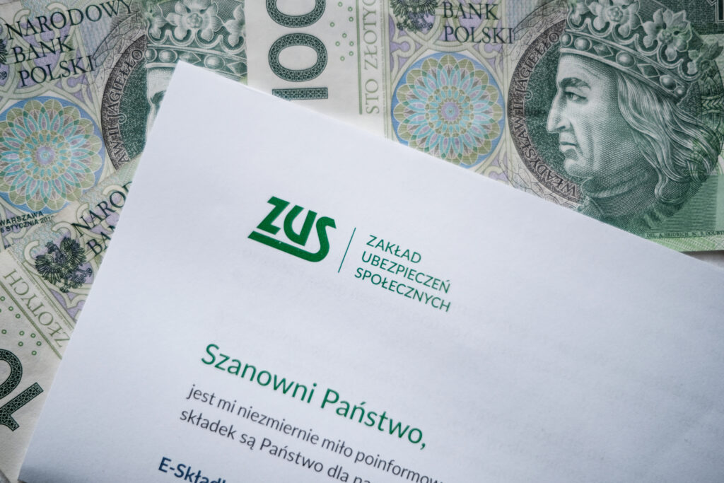 Лист із логотипом ZUS поряд із польськими банкнотами