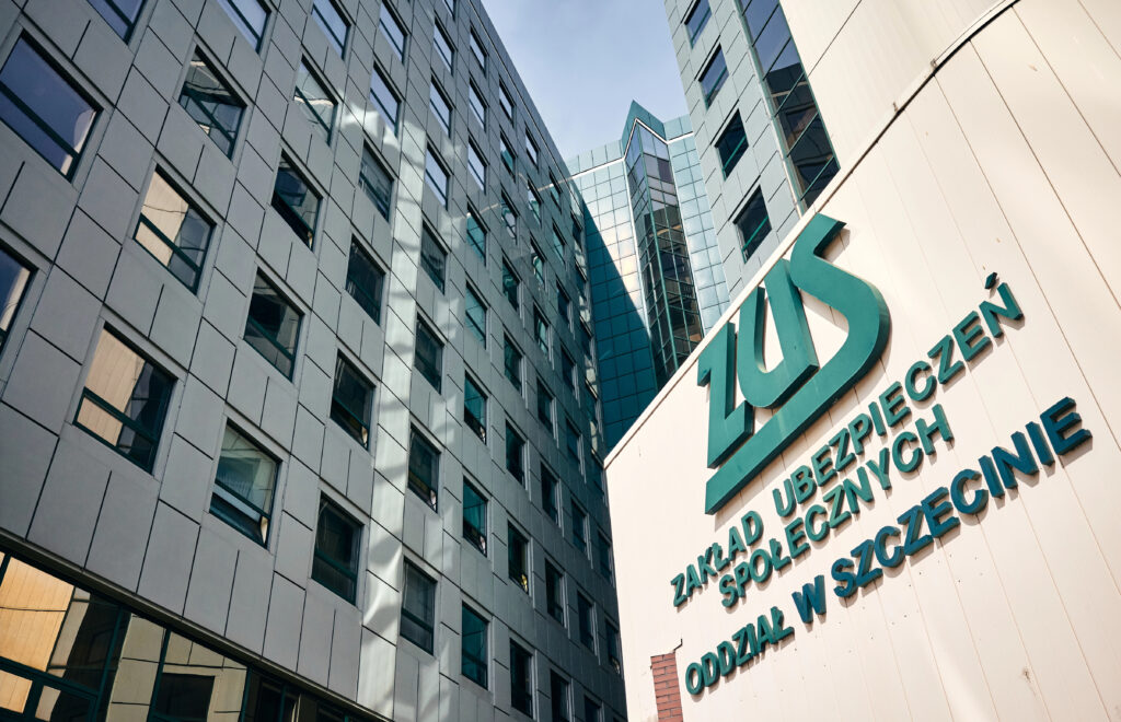 Будівля з вивіскою Zakład Ubezpieczeń Społecznych