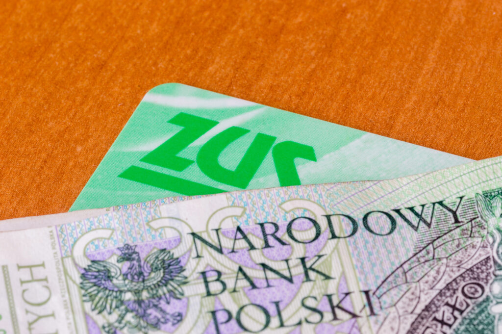 Напис ZUS і польські гроші