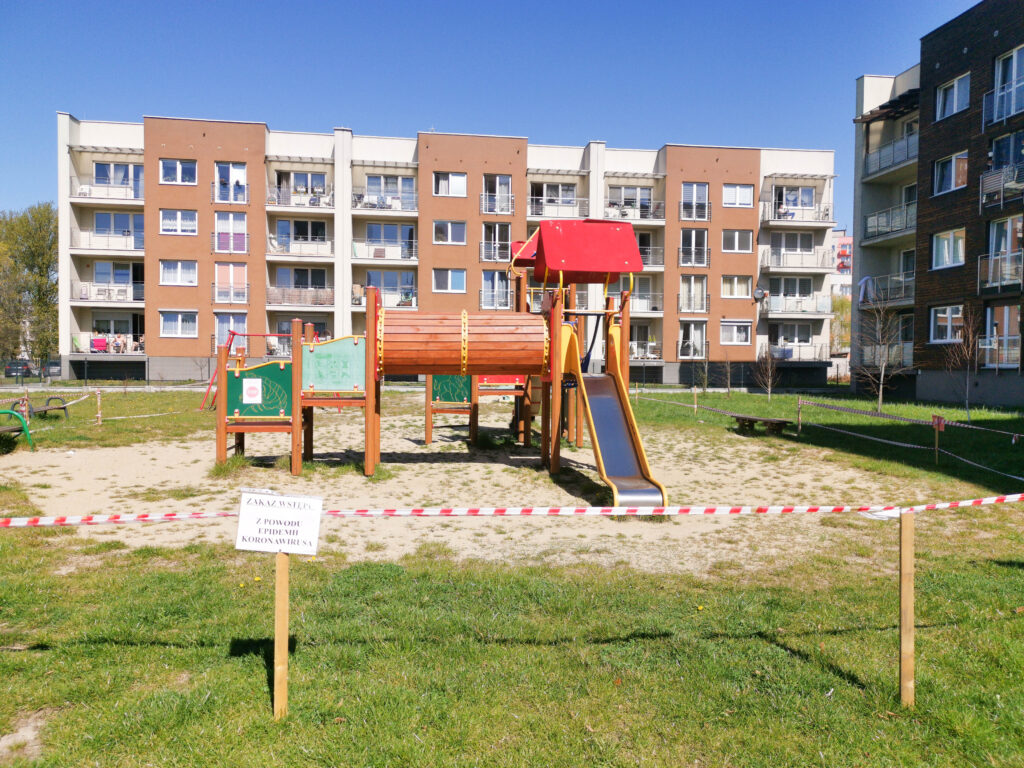 Житлові будинки з подвір’ям і дитячим майданчиком