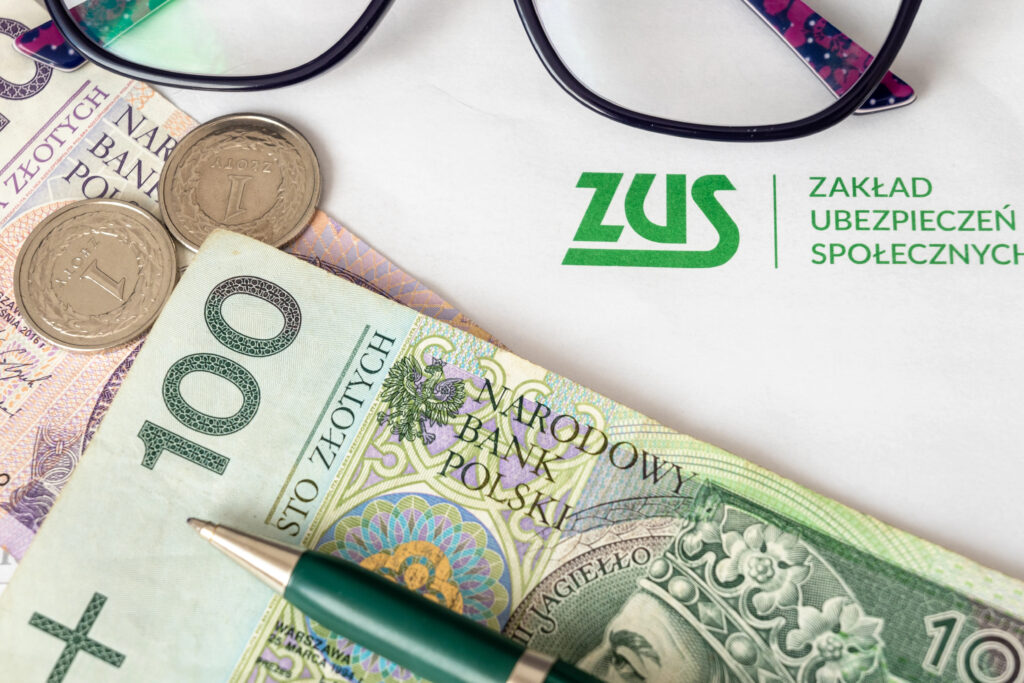 Окуляри та гроші на документі з логотипом ZUS