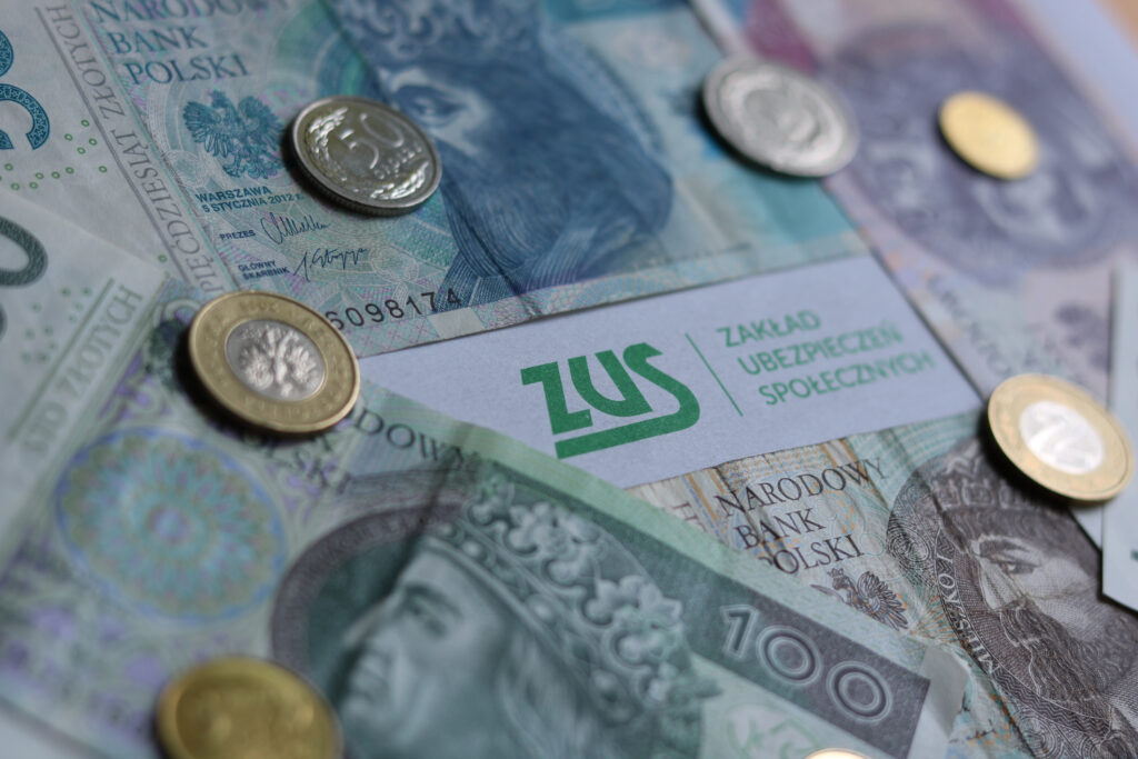 Монети та банкноти поруч із логотипом ZUS