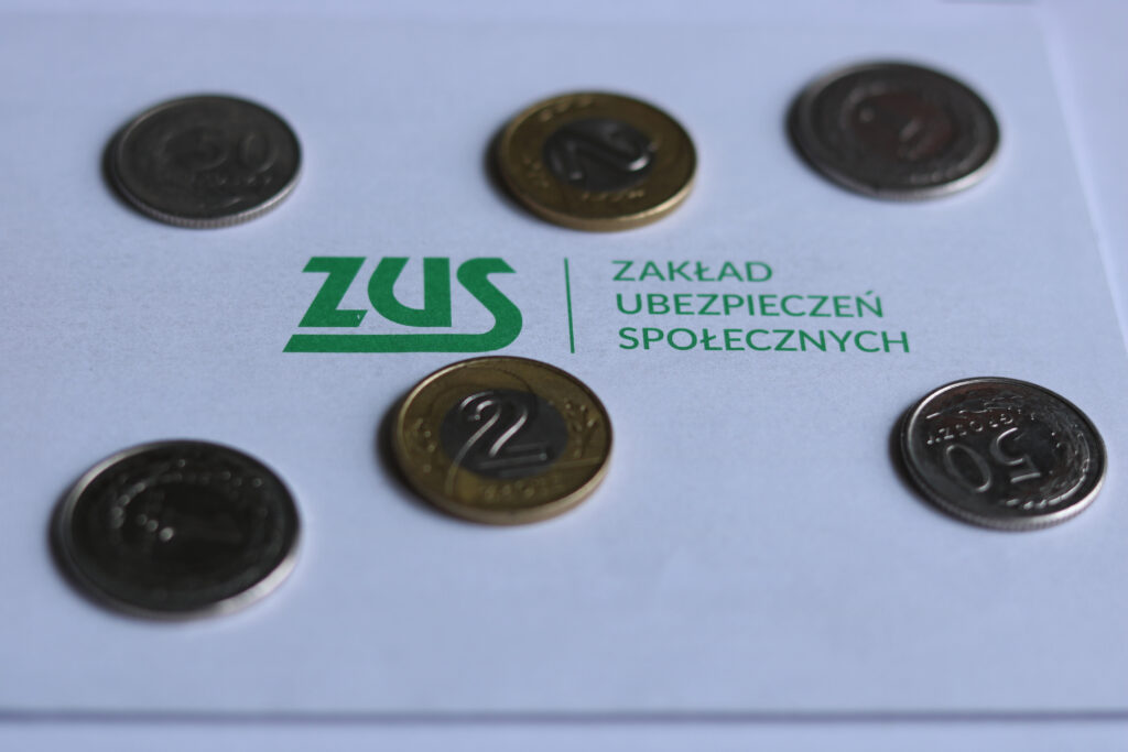 Польські монети навколо логотипа ZUS