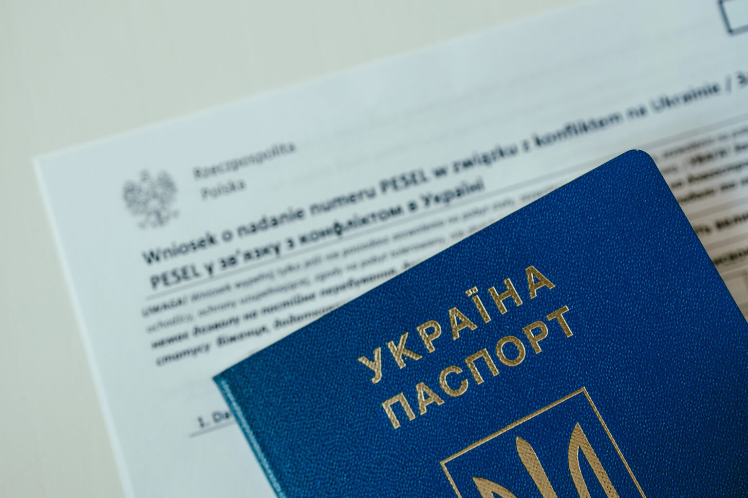 Український паспорт лежить на заяві про надання номера PESEL