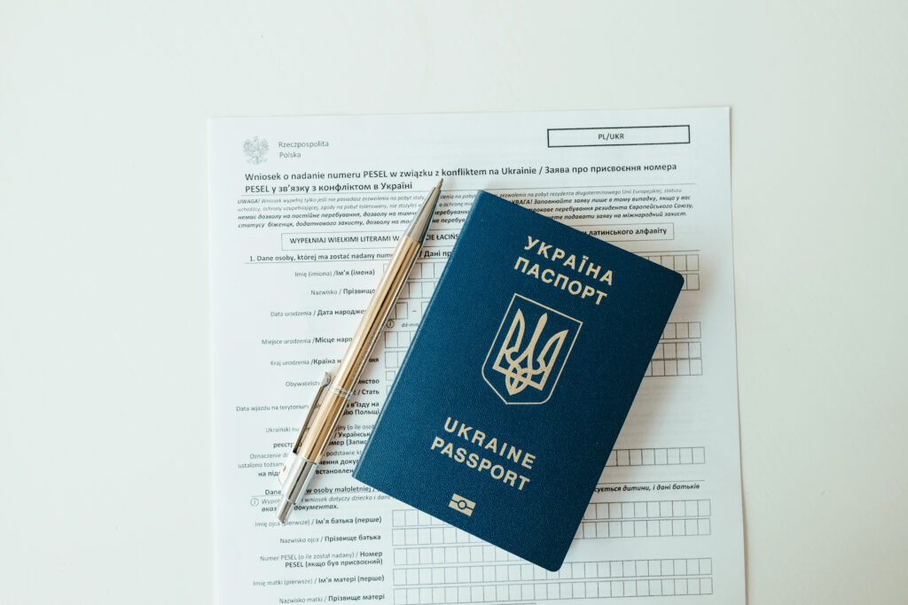 Український паспорт і ручка на бланку документа