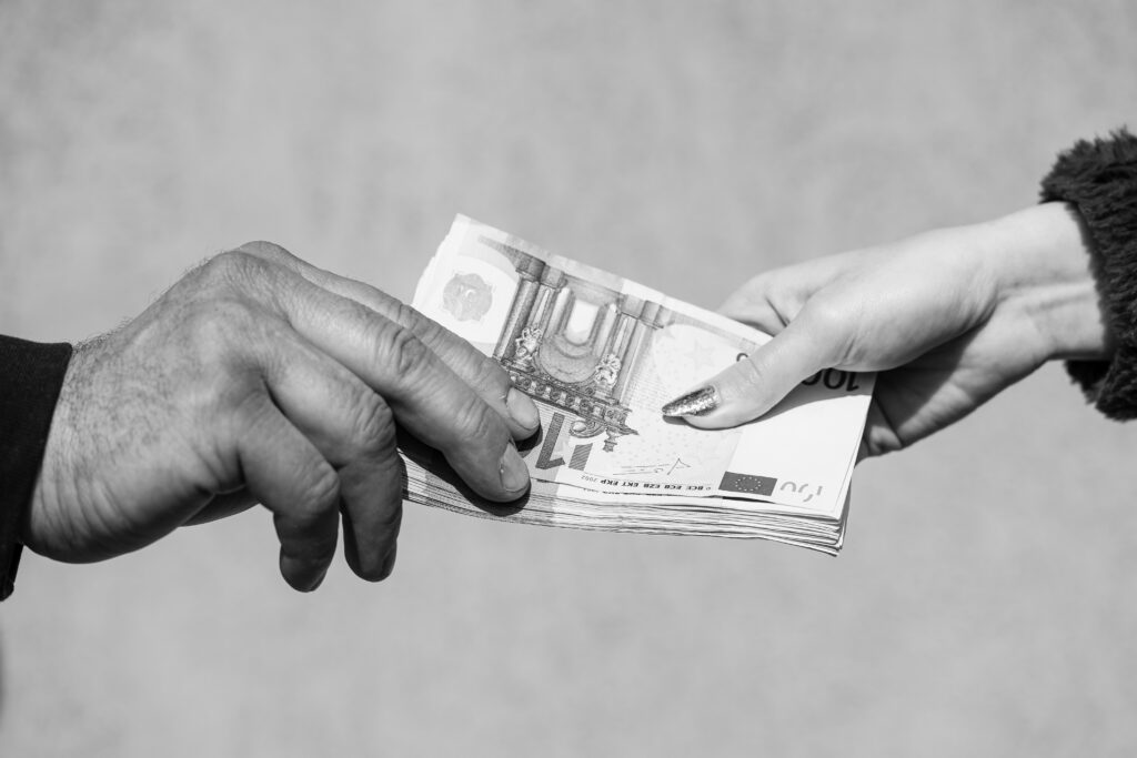 Передавання банкнот євро з рук у руки