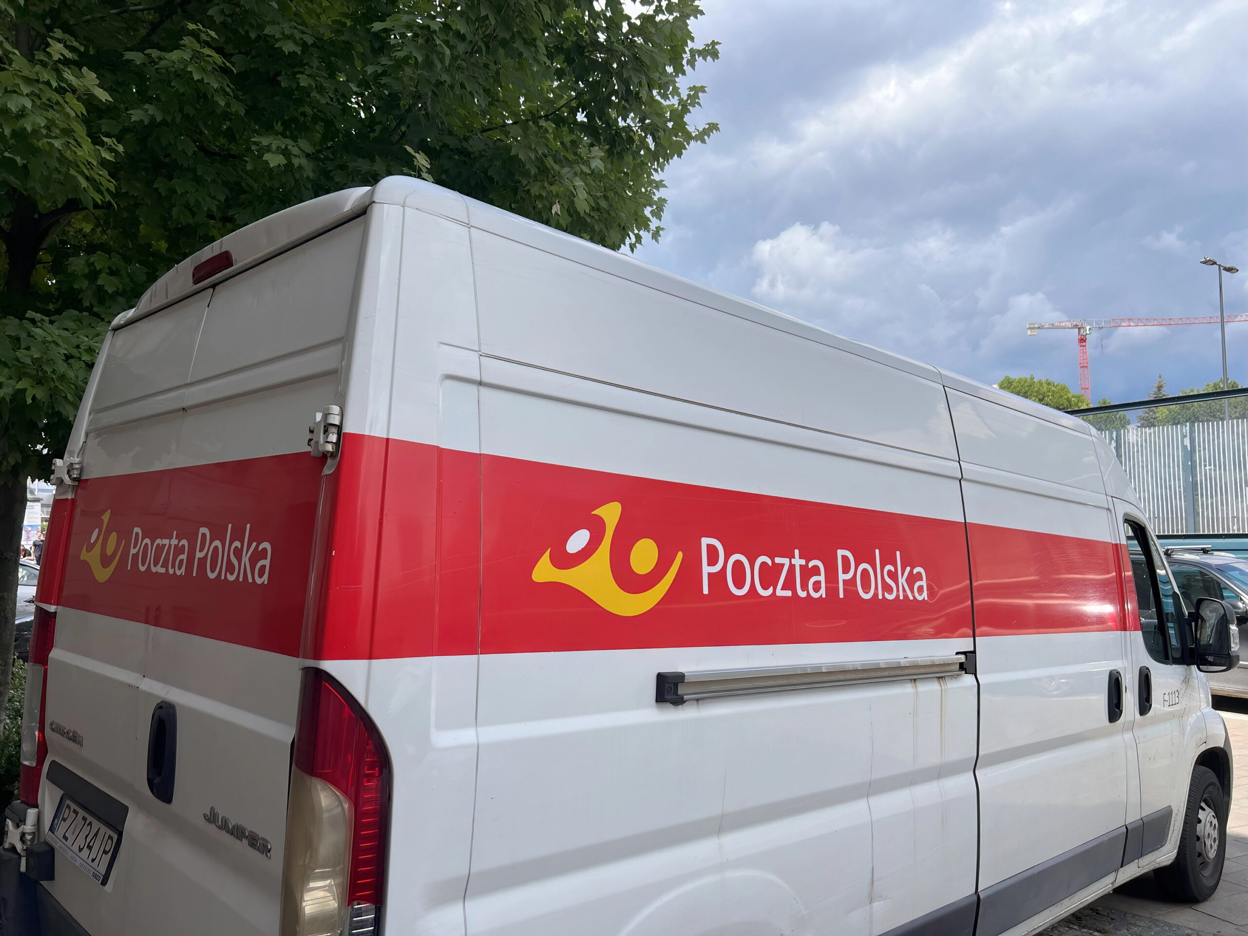 Білий фургон із червоною смугою Poczta Polska