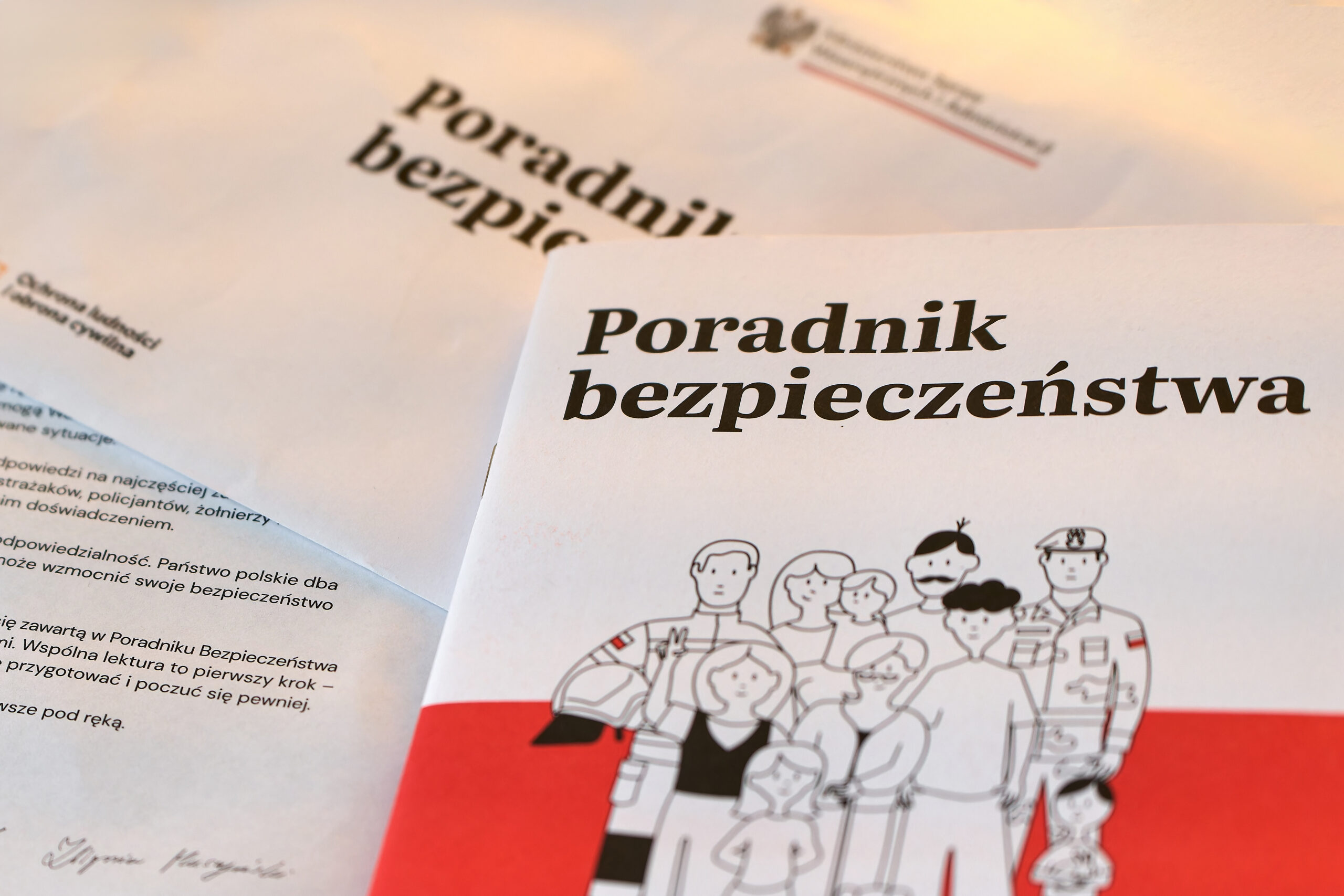 Примірники польського посібника Poradnik bezpieczeństwa на столі