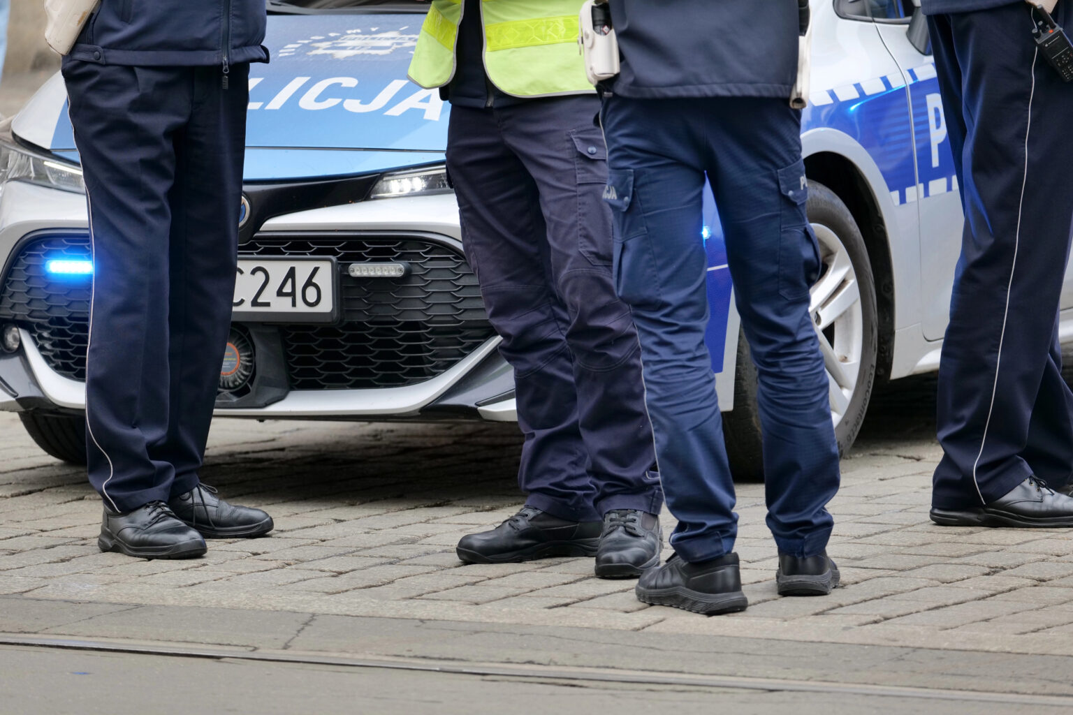 Польські поліцейські стоять біля патрульного автомобіля