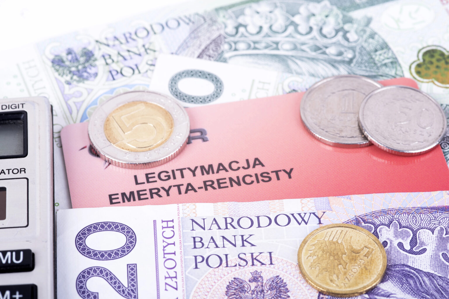 Посвідчення пенсіонера «Legitymacja emeryta-rencisty» серед польських грошей