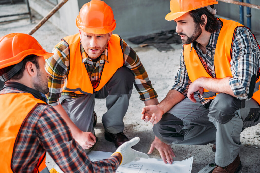 Будівельна бригада обговорює план