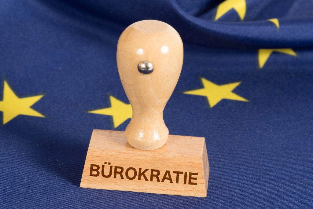 Штамп Bürokratie на тлі прапора Євросоюзу