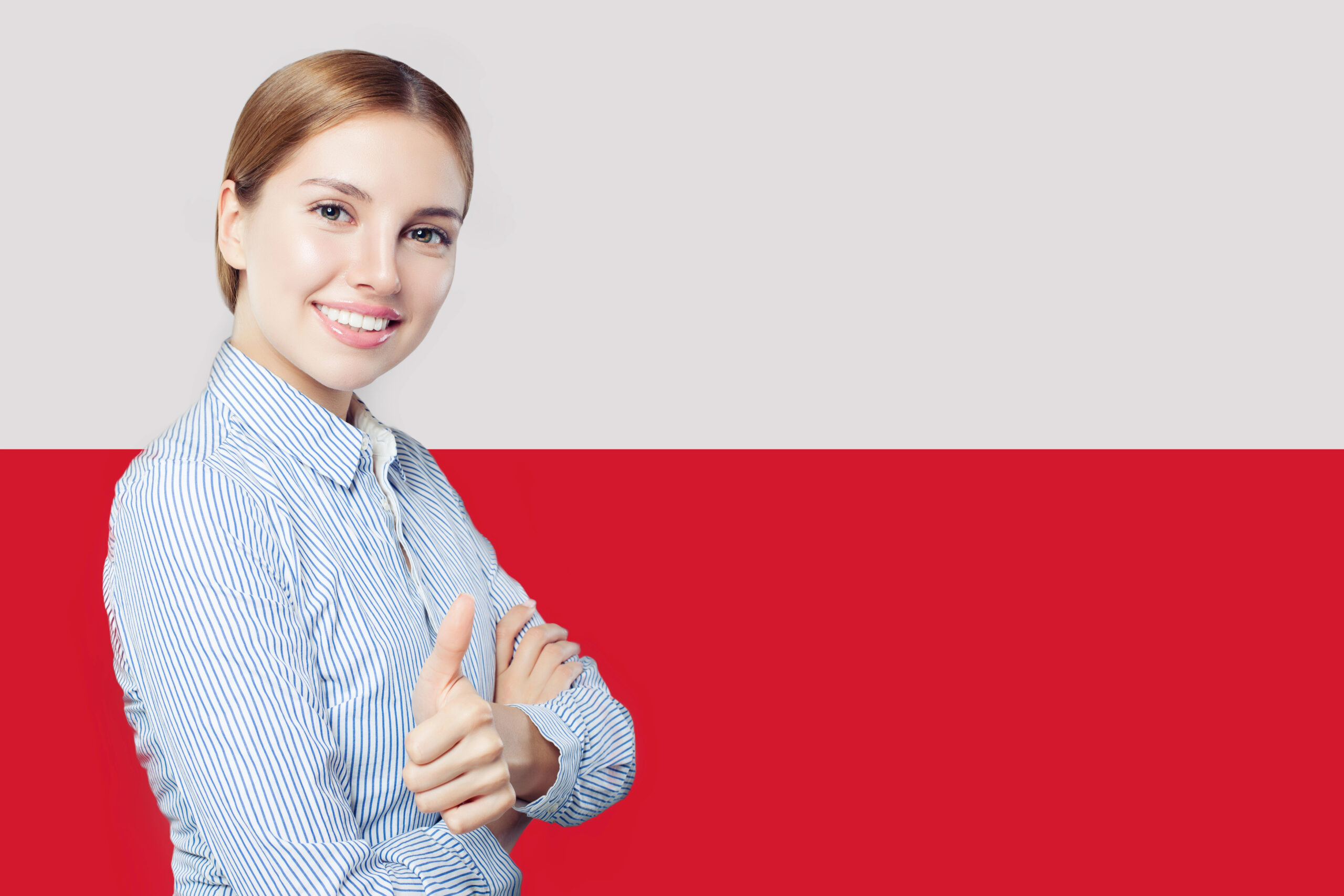усміхнена офісна працівниця на тлі прапора Польщі