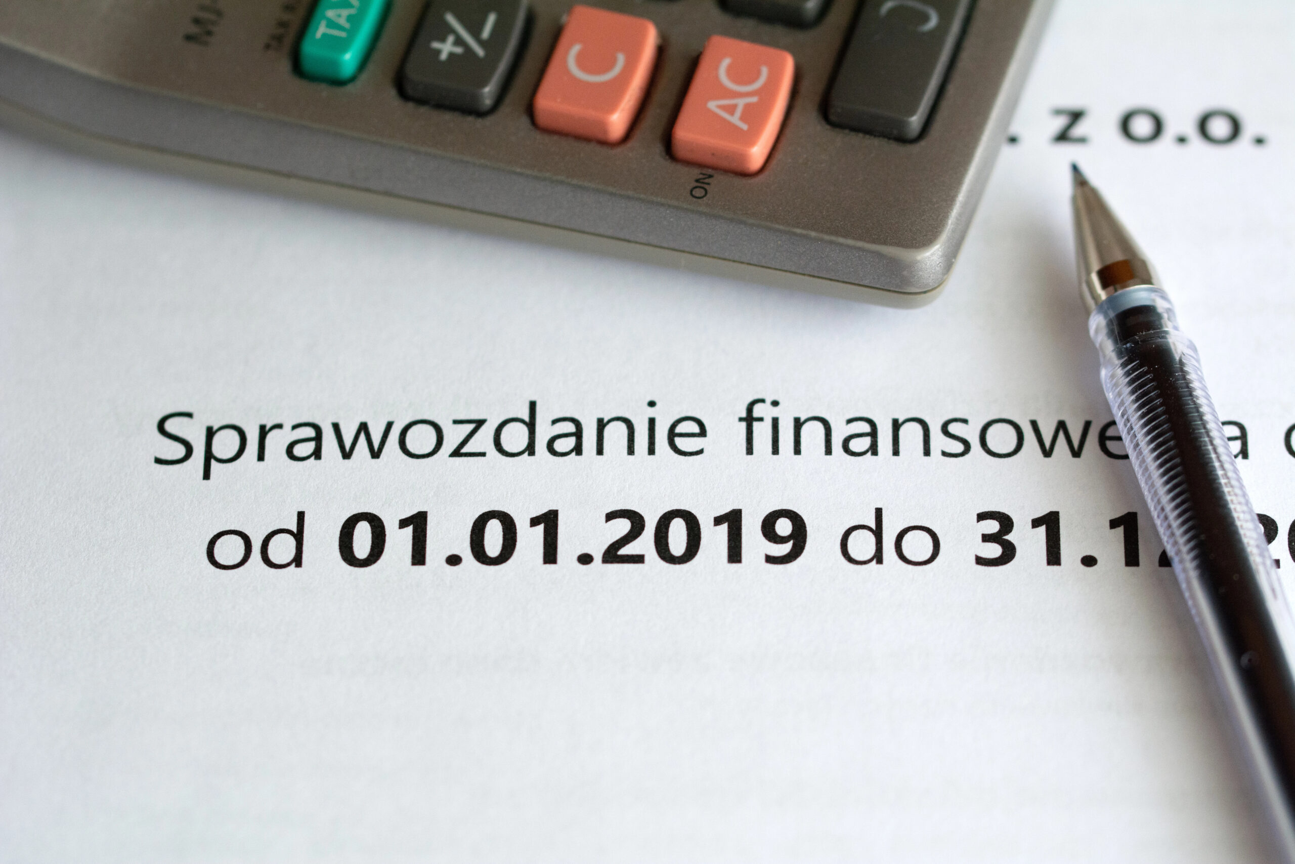 Підприємець перевіряє фінансові документи