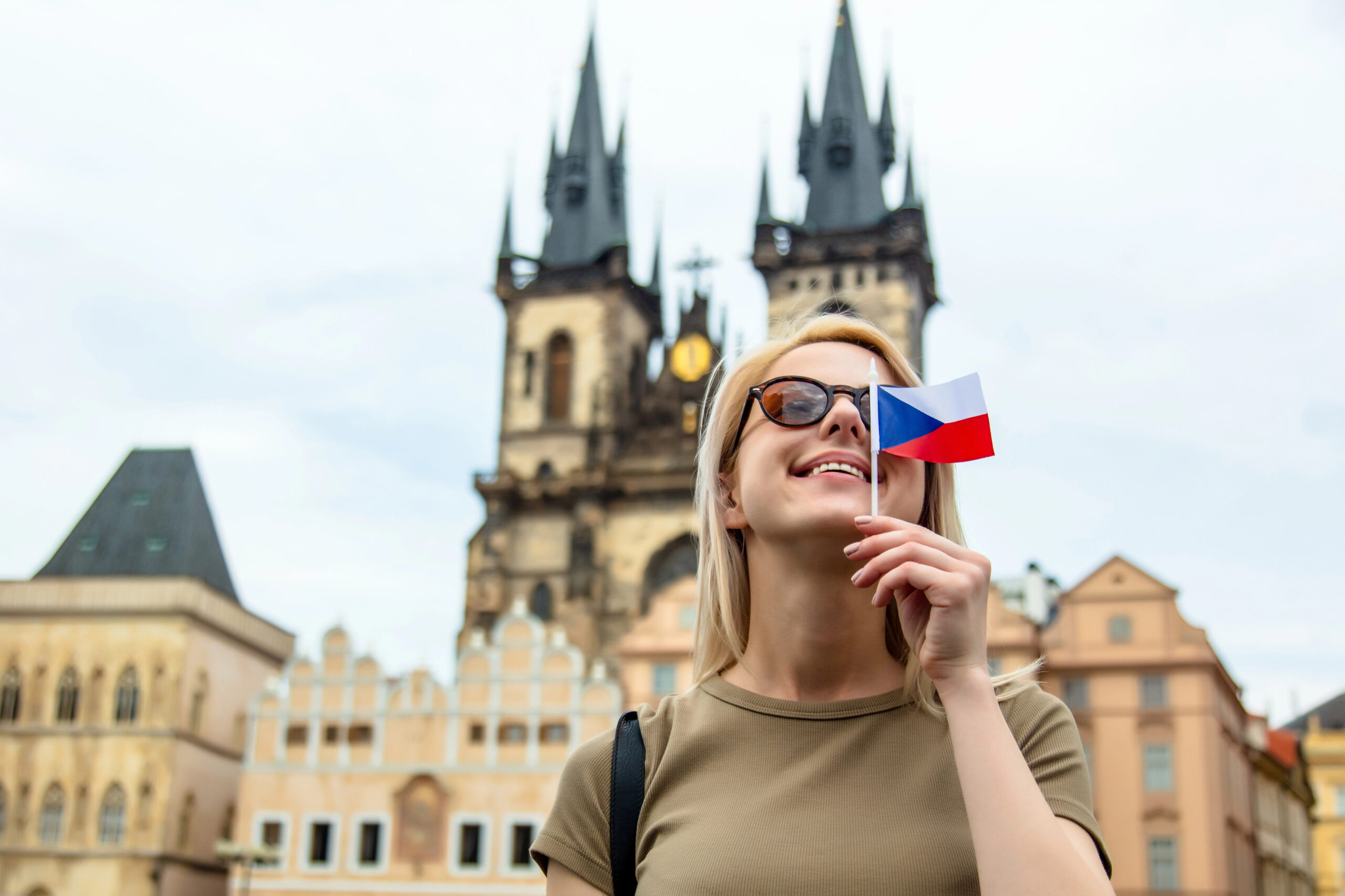 Туристка з прапорцем Чехії на Староміській площі у Празі