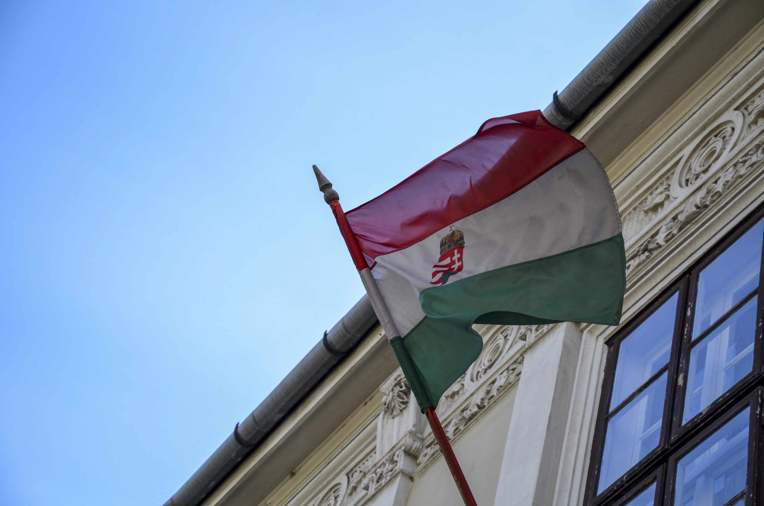 Прапор Угорщини з гербом на фасаді будівлі