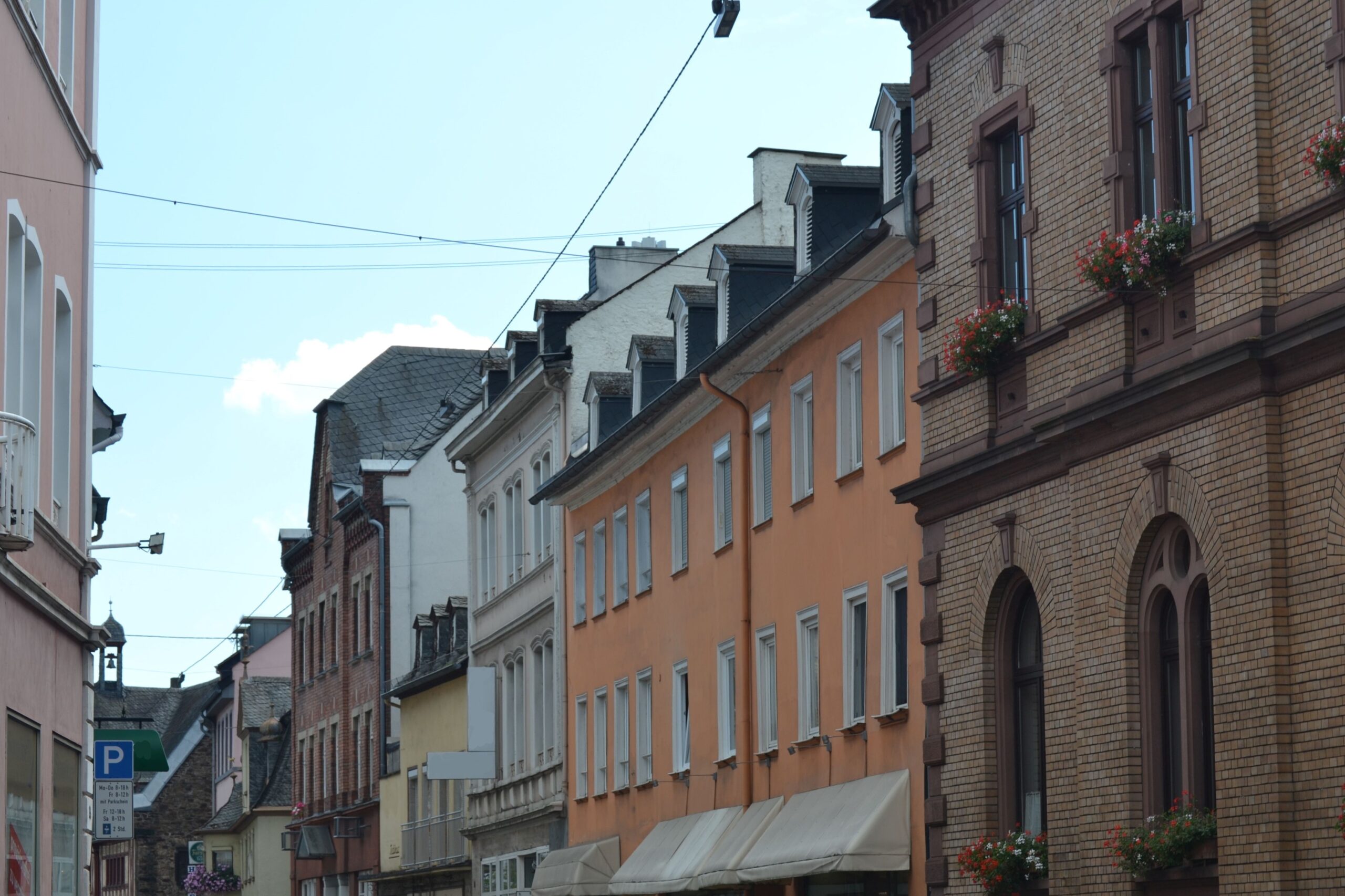 Житлові фасади на вулиці німецького міста влітку