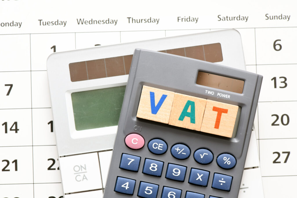 Літери VAT на калькуляторі поруч із календарем