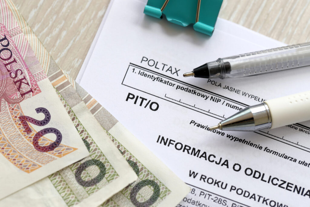 Форма PIT/O, ручки та польська банкнота