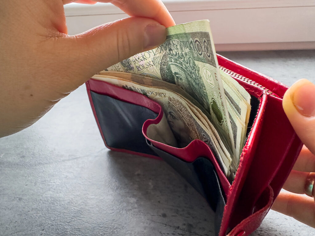 Порожній гаманець із банкнотою