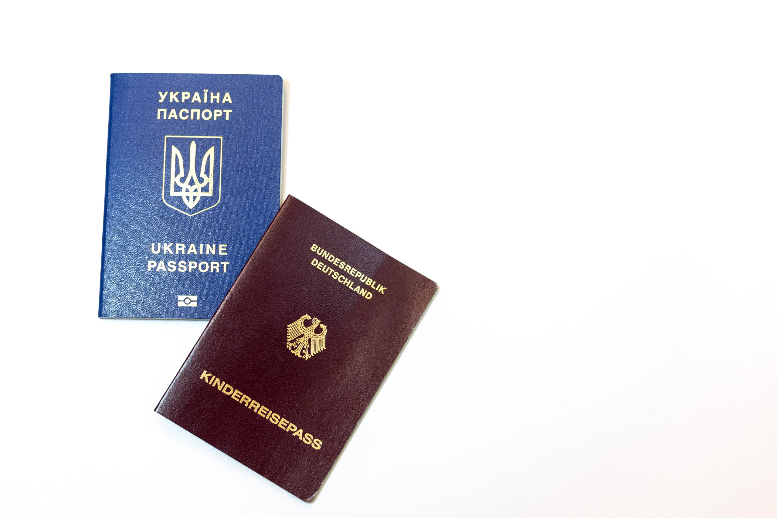 Український закордонний паспорт поруч з іншим паспортом